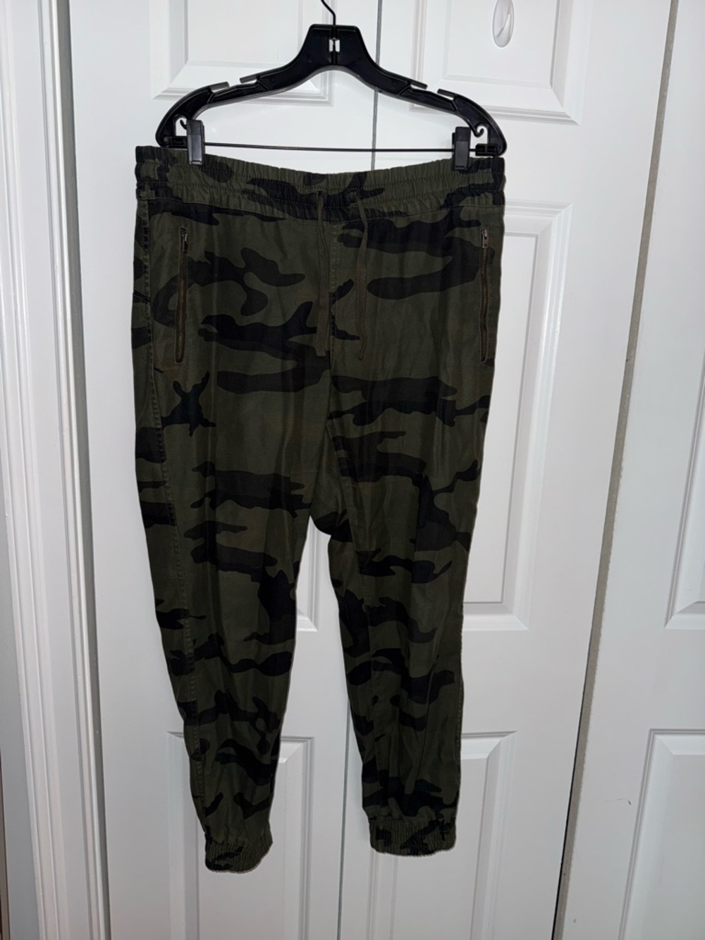 Aritzia TNA Camo Cargo Joggers